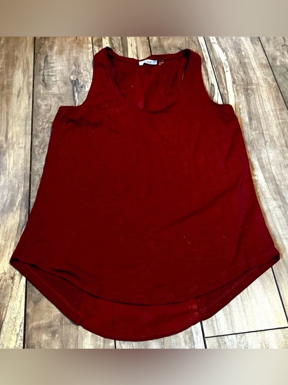 Dex red sleeveless scoop-neck tank top in size small